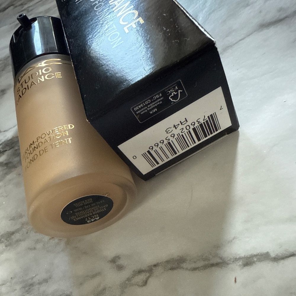 MAC COSMETICS STUDIO RADIANCE FOUNDATION IN NC17 - Picture 2 of 3